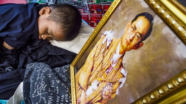 В Таиланде начались похороны короля Рамы Девятого, который умер год назад