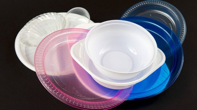 Европарламент проголосовал за запрет на одноразовую пластиковую посуду