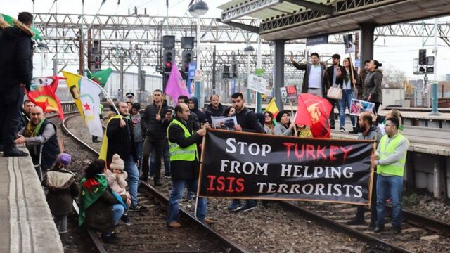 В Манчестере протестующие перекрыли железнодорожное движение