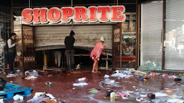 В ходе беспорядков в ЮАР погибли больше 100 человек