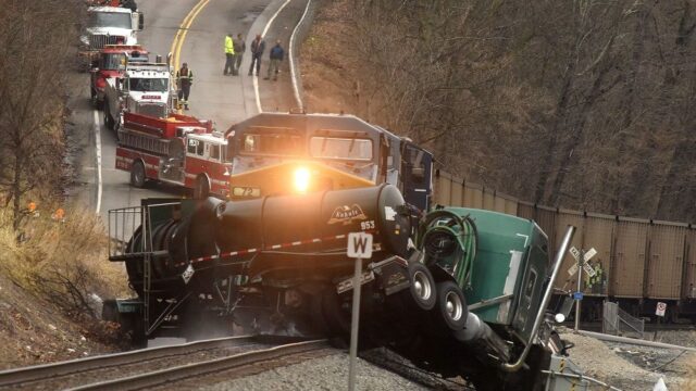 В Пенсильвании поезд врезался в грузовик с соляной кислотой