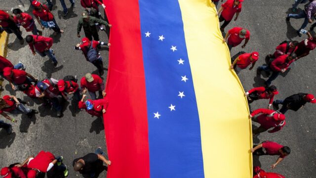 Reuters: США могут остановить долларовые платежи за нефть Венесуэлы