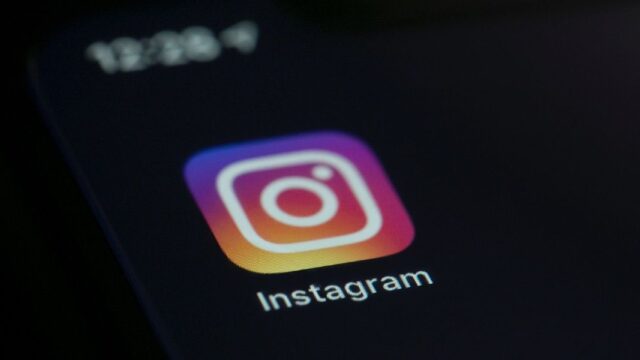 Instagram извинился за удаление постера нового фильма Альмодовара