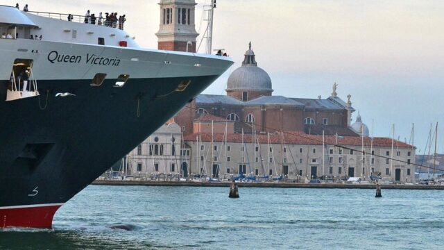 Венеция запретила круизным судам швартоваться в историческом центре города