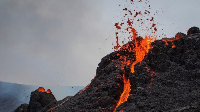 Посмотрите видео с дрона, пролетевшего над извергающимся вулканом в Исландии