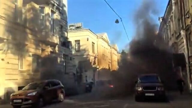 Нацболы напали на посольство Латвии в Москве
