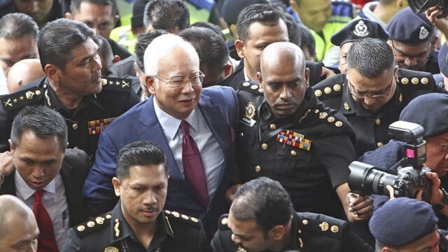 Бывшему премьеру Малайзии предъявили обвинения в коррупции