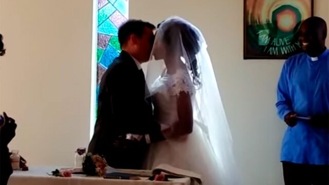 В Зимбабве пара сыграла свадьбу в больнице после того, как крокодил откусил невесте руку