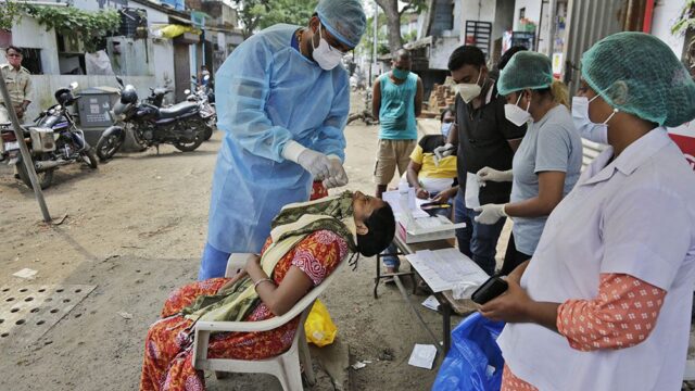Индия вышла на второе в мире место по числу заразившихся коронавирусом