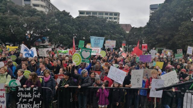 В Новой Зеландии учителя провели общенациональную забастовку