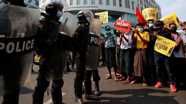 Facebook удалил страницу Вооруженных сил Мьянмы за пропаганду насилия