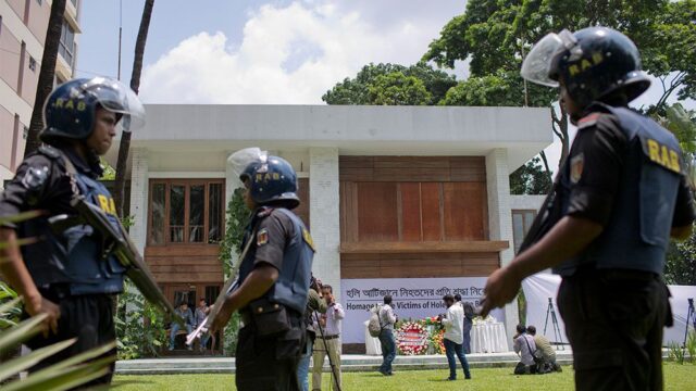 В Бангладеш приговорили к смерти семерых исламистов за теракт в кафе