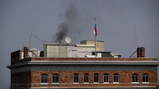 Черный дым появился над крышей здания российского генконсульства в Сан-Франциско