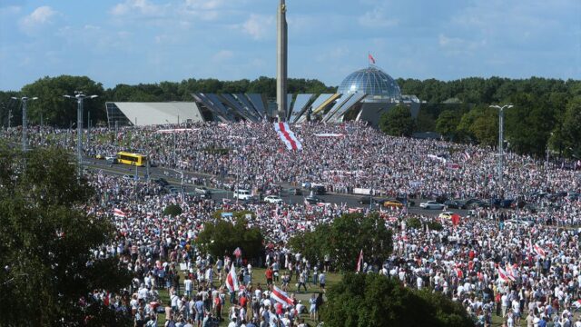 В Минске прошла многотысячная акция против результатов выборов президента: фотогалерея