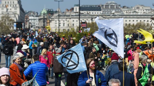 Противники изменения климата перекрыли улицы в центре Лондона