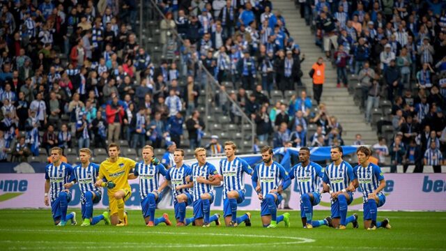 Футболисты немецкого клуба встали на колено в знак солидарности с американцами