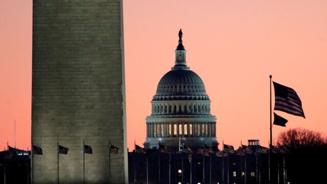 Палата представителей США одобрила увеличение выплат американцам до двух тысяч долларов