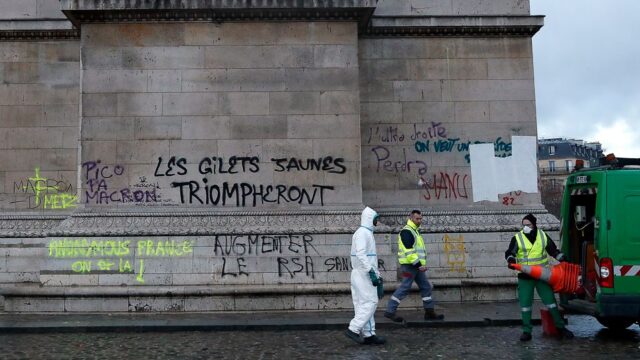 Участники протестов в Париже повредили музейные помещения Триумфальной арки на сотни тысяч евро