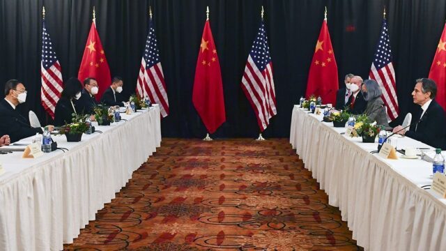 США обвинили Китай в «работе на публику» на встрече в Анкоридже