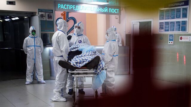 «Люди не должны были умирать». С какими проблемами сталкиваются пациенты и врачи на фоне новой вспышки COVID-19 в России