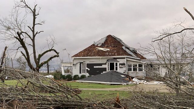 Жертвами торнадо в Алабаме стали больше 20 человек