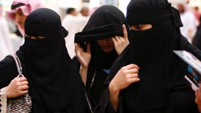 Саудовские власти приняли поправки, которые позволят женщинам выезжать заграницу без разрешения мужчины-опекуна