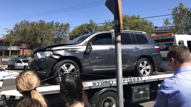 В Австралии двое детей погибли после того, как машина врезалась в здание школы