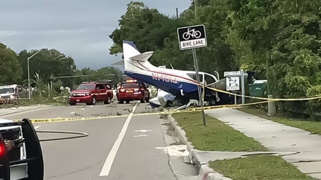 Во Флориде самолет совершил аварийную посадку на шоссе