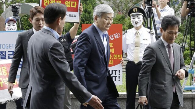 В Южной Корее выдали ордер на арест главы авиакомпании Korean Air