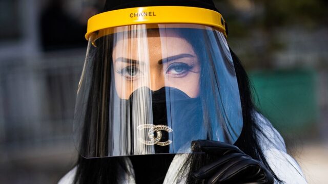 Защитные маски стали модным аксессуаром: фотогалерея