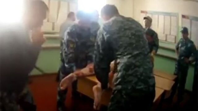 «Новая газета» опубликовала видео, на котором сотрудники колонии в Ярославской области пытают заключенного