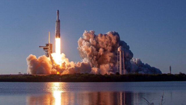 SpaceX провела первый коммерческий запуск Falcon Heavy