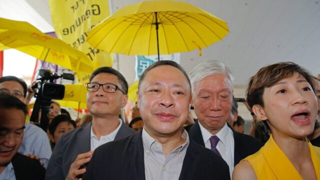В Гонконге из университета уволили одного из лидеров протестов 2014 года