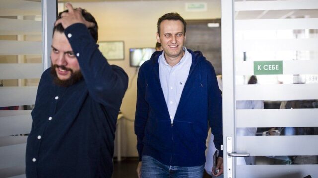 Навальный вышел на свободу. У спецприемника его не дождался SERB