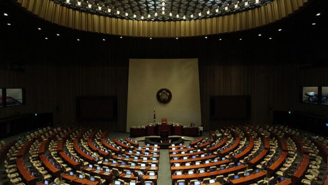 Парламент Южной Кореи прекратит работу после заражения журналиста COVID