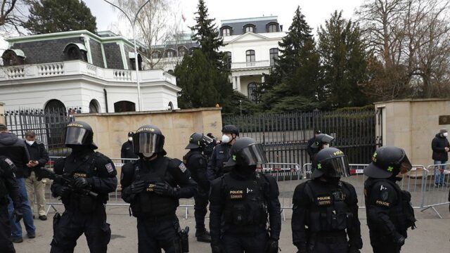Чехия потребовала от России отозвать десятки сотрудников посольства