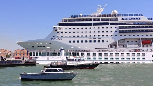 В Венеции круизный лайнер врезался в теплоход, есть пострадавшие