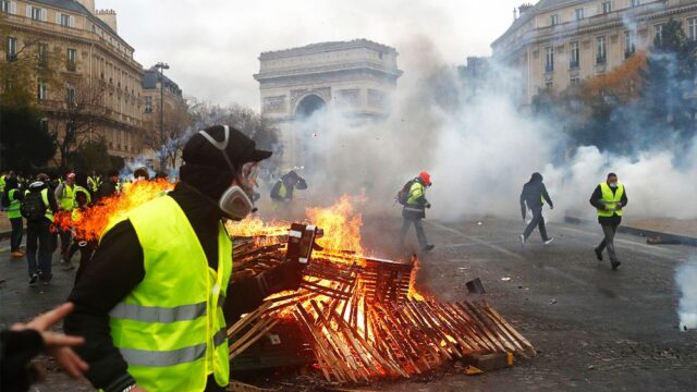 В Париже во время протестов «желтых жилетов» пострадали 133 человека
