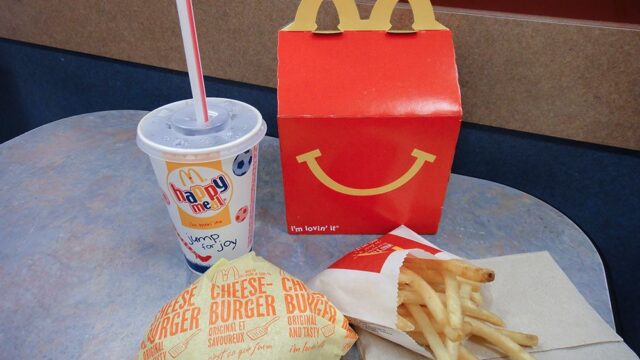В США «Макдоналдс» отказался от чизбургеров в детских наборах
