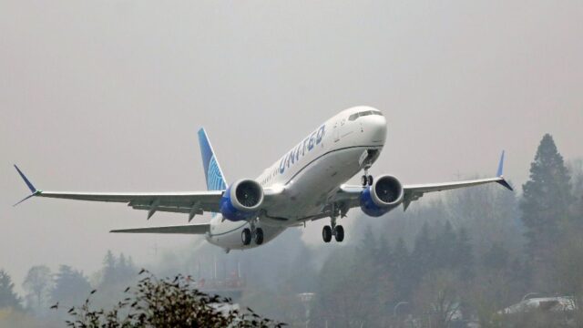 Тестовый полет Boeing 737 MAX прервали из-за проблем с двигателем