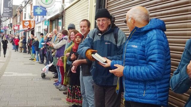 В Великобритании несколько сотен человек откликнулись на просьбу книжного магазина помочь с переездом