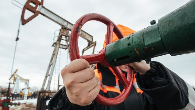 Reuters: страны ОПЕК+ договорились сократить добычу на 10 млн баррелей в сутки