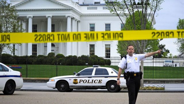 У Белого дома арестовали жителя Техаса, который пригрозил убить «всех белых полицейских»