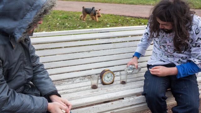 На Марсовом поле в Петербурге активисты выпили водку с кровью против ВИЧ и за ЛГБТ