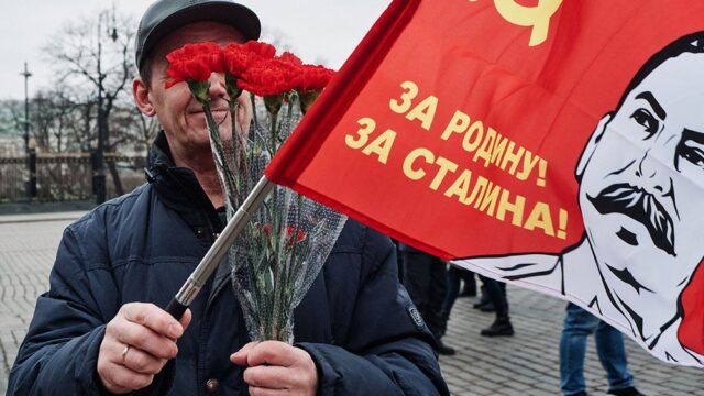 В Москве коммунисты возложили цветы к памятнику Сталину: фотогалерея