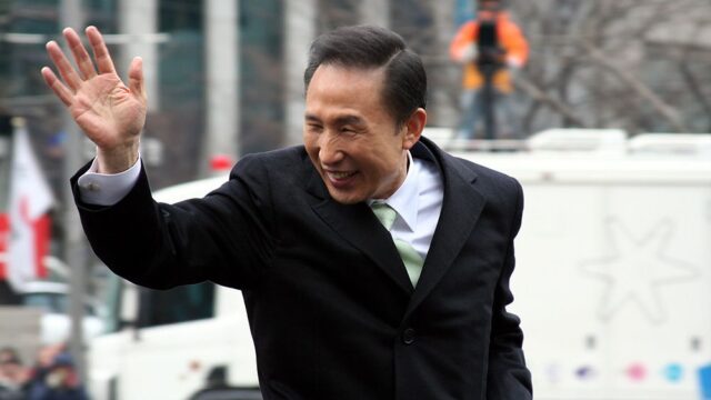 Бывшему президенту Южной Кореи Ли Мен Баку предъявили обвинения в коррупции