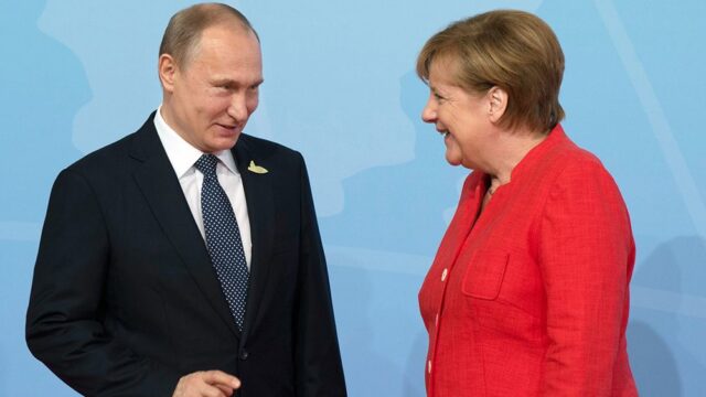 Ангела Меркель отправляет Владимиру Путину пиво и получает от него рыбу