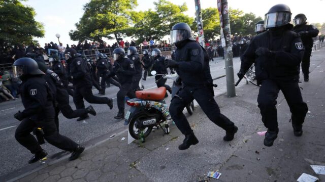 Полицейские разогнали толпу антиглобалистов на G20 водометами. Акция протеста прекращена