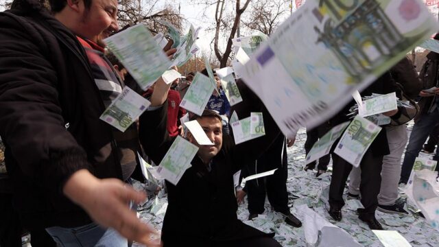 Иран перешел с доллара на евро при международных расчетах