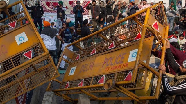 Индийские фермеры прорвали оцепление во время протестов в Дели